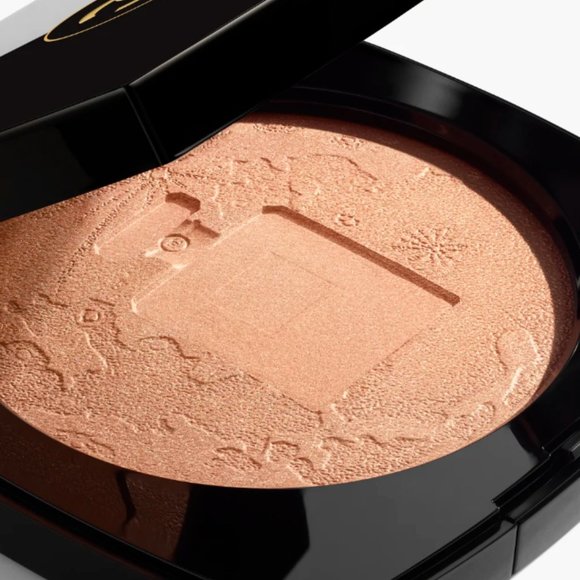 CHANEL: Oversize Illuminating Face Powder - Picture 2 of 3